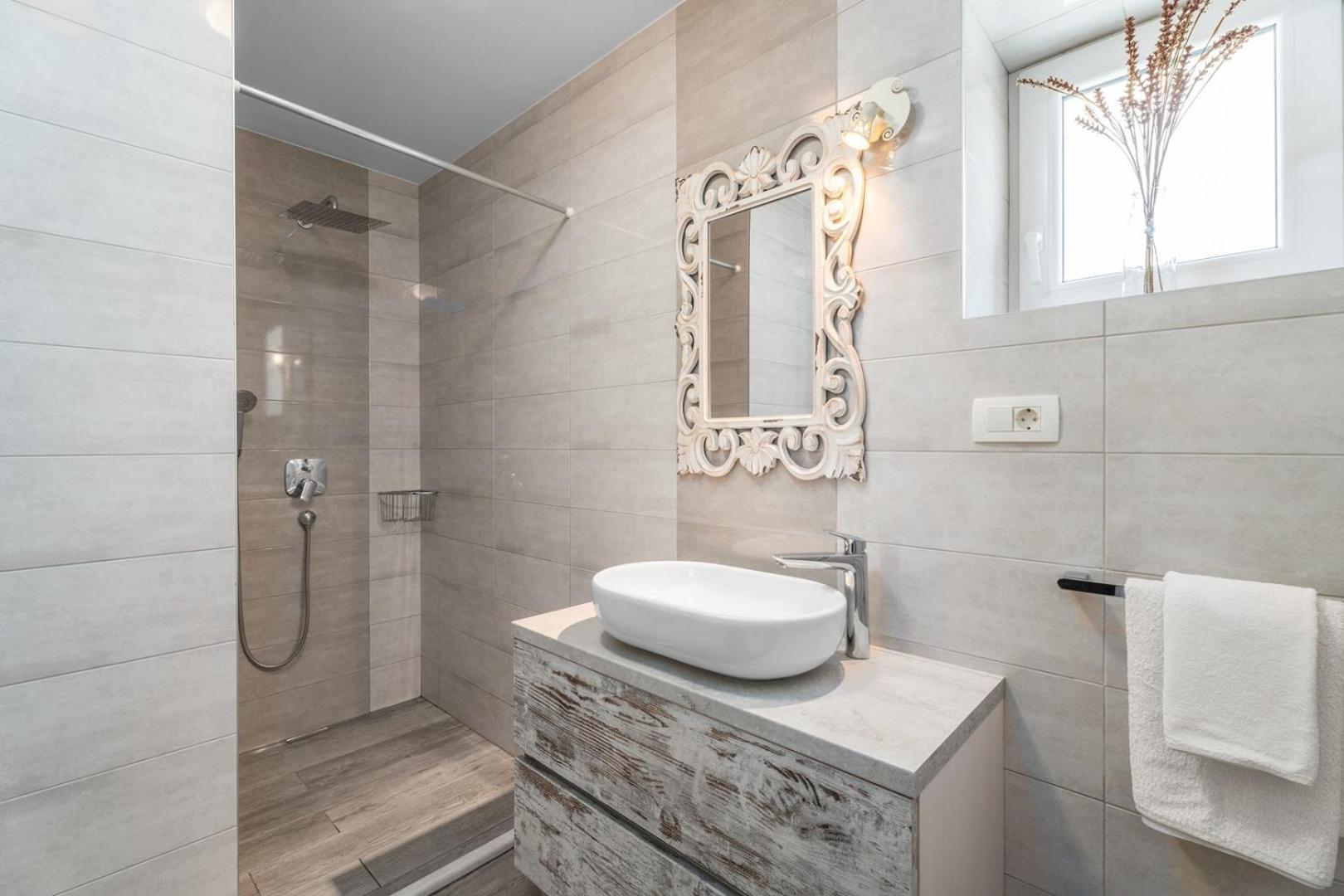 Villa New Filipetti In Center, 4 En-suite Bedrooms Charming Stone House, Heated Private Pool, 600m From Makarska